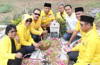 Peringati Hut Golkar ke 60 ziarah ke makam Pahlawan tokoh Golkar di TMP