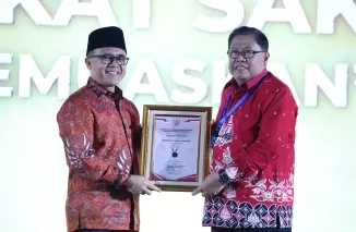 Wali Kota Blitar Santoso Terima penghargaanSistem Akuntabilitas Kinerja Instansi Pemerintah (SAKIP) Award 2024 dari Kementerian PANRB