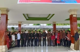 Ketua DPRD Kab Blitar Supriadi (Kuat) foto bersama Pjs Bupati Blitar, Sekda dan Forkopimda usai upacara peringatan sumpah pemuda ke 96 tahun 2024