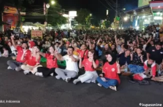 Paslon cawali dan cawawali Kota Blitar Ibin Elim didampingi para pendukungnya nobar Timnas Indonesia vs China bersama ribuan masyarakat