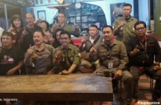 Batu dan Dodok Ketua DPD Golkar Kota bersama para relawan pendukung dan simpatisan Bambang Bayu di D'Poci corner