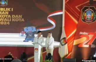 Paslon Wali kota dan Wakil Walikota Blitar Mas Ibin-Mbak Elim dalam debat pertama pilwali Blitar 2024.