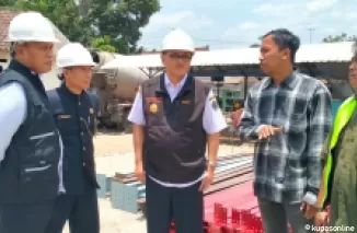 PJs. Bupati Blitar didampingi Sekda dan sejumlah OPD terkait pantau pembangunan Pasar Nglegok