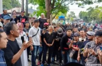 Aksi ribuan massa yang tergabung dalam GASAK KPU geruduk kantor KPU Kab Blitar