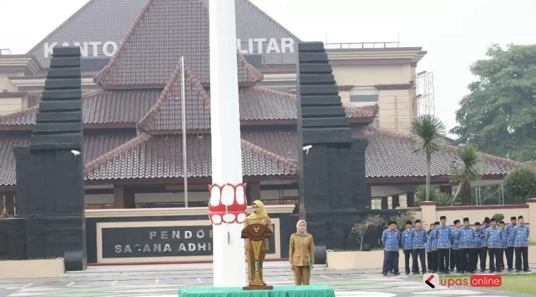 Bupati Blitar Rini Syarifah pimpin Apel ASN di halaman Kantor Pemkab Blitar