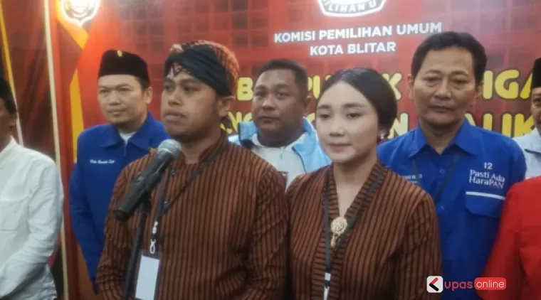 Pasangan Ibin-Elim dalam sesi wawancara dengan awak media sesuai debat publik ke tiga