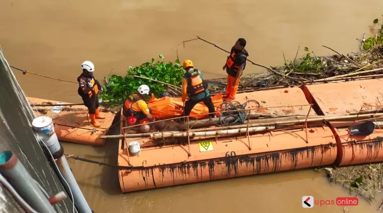 Proses evakuasi korban oleh petugas dan kepolisian di Bendungan Jegu Kab Blitar