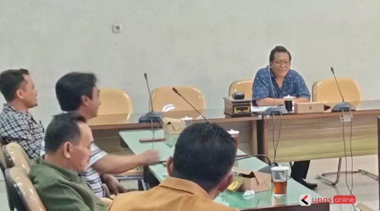 Ketua DPRD Kabupaten Blitar Supriadi (Kuat) pimpin rapat pembentukan AKD