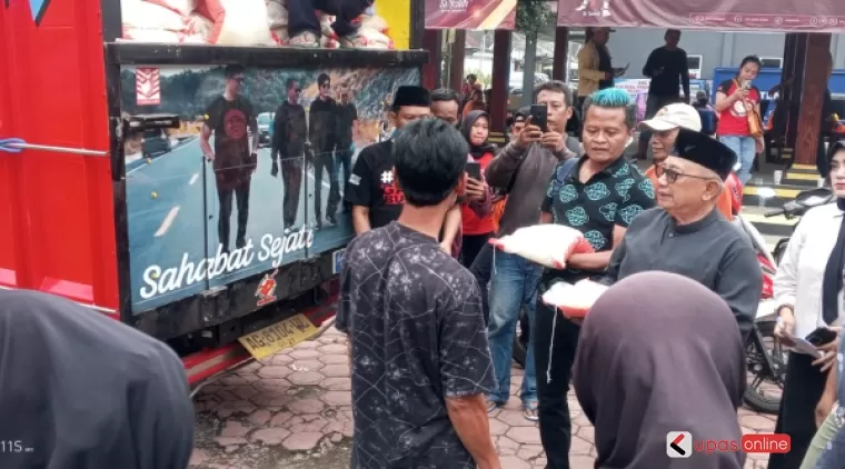 Rijanto dan Kami Becky serahkan bantuan kepada korban bencana puting beliung di Gandusari Blitar