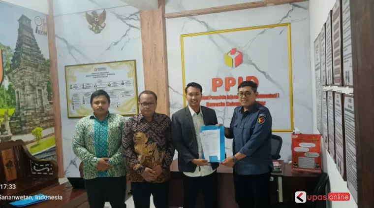 Perwakilan Tim Kuasa Hukum  Risky laporkan dugaan pelanggaran bke Bawaslu Kab Blitar