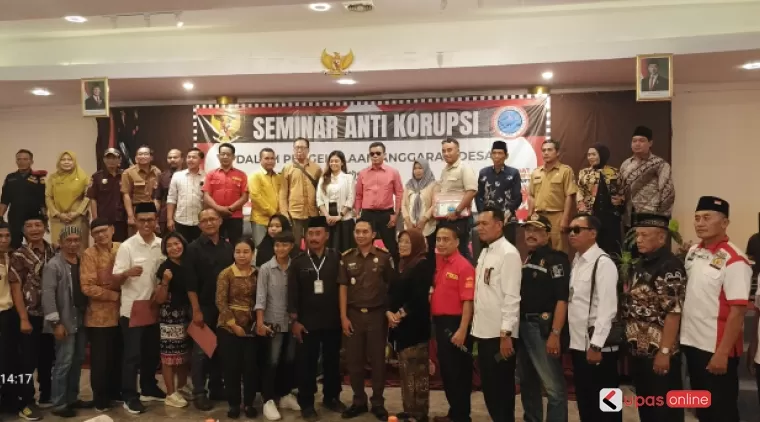 Foto bersama peserta dan Narasumber usai seminar anti korupsi