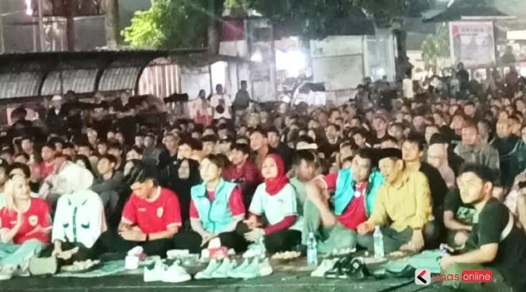 Mas Ibin-Mbak Elim Nobar Timnas bersama masyarakat Kota Blitar