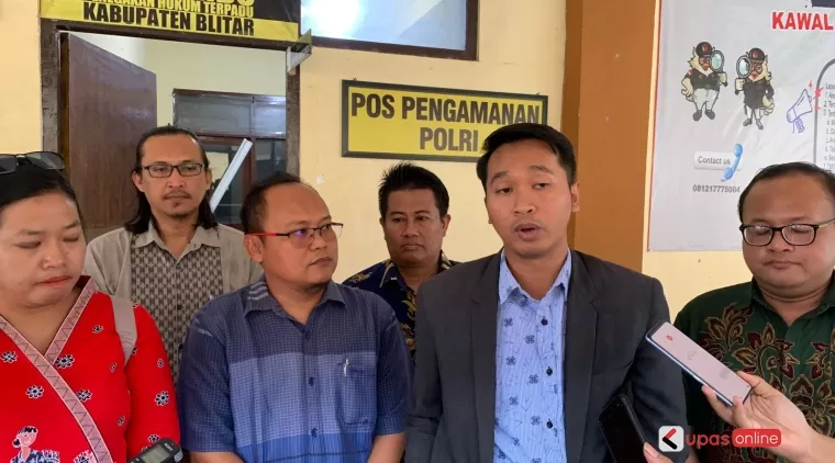 Tim dan kuasa hukum Risky berikan keterangan seusai datangi undangan Bawaslu Kab Blitar