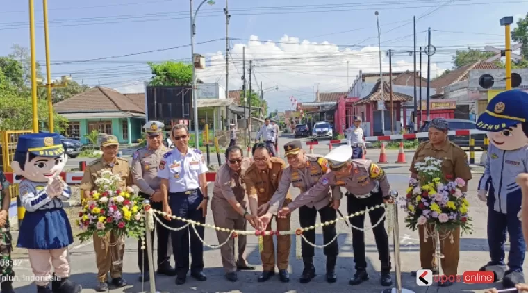 Pjs Bupati Blitar Resmikan pengoperasian palang pintu dan pos jaga di sejumlah perlintasan sebidang kereta api di desa Pasirharjo, Kecamatan Talun.