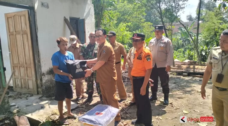 Pjs Bupati secara simbolis serahkan bantuan kepada korban bencana puting beliung