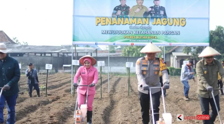 Kapolres Blitar Kota bersama Forkopimda dan Pjs Bupati menanam jagung