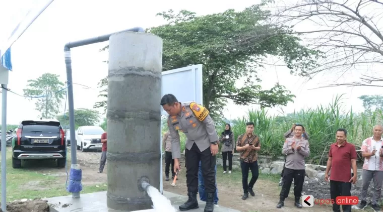 Kapolres Blitar Kota AKBP Danang Setiyo P.S, SH, SIK, MH, saat resmikan bantuan sumur