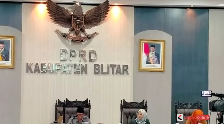 Ketua DPRD Kab Blitar Supriadi membuka rapat paripurna tanggapan Pjs Bupati atas PU fraksi