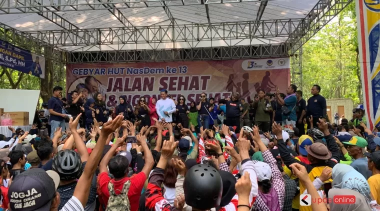 Ketua DPD NasDem Kab Blitar berjoget bersama Cawabup Blitar Beky