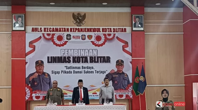 Wali Kota Blitar Santoso dalam kegiatan pembinaan Satlinmas Kota Blitar untuk Pilkada kondusif