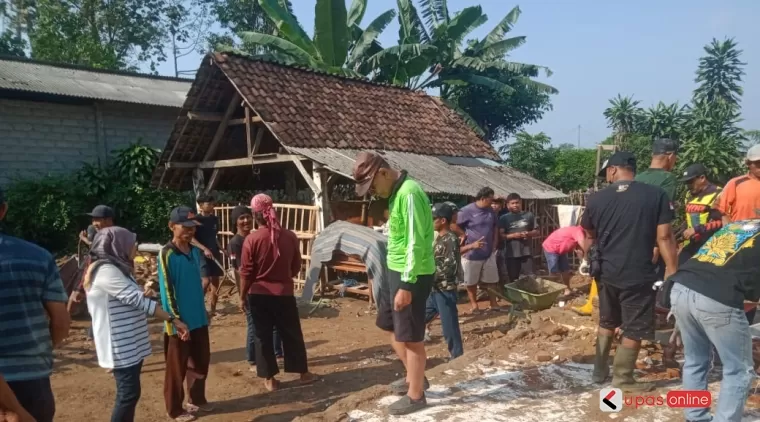 Warga Rejosari Gandusari dan beberapa warga lainya gotong royong membersihkan puing-puing reruntuhan tembok rumah yang terdampak puting beliung.