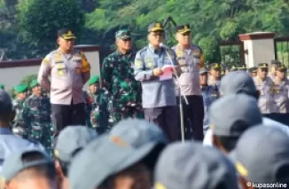 Pjs Bupati Blitar Jumadi pimpin Apel siaga Linmas persiapan bantu pengamanan Pilkada 2024.