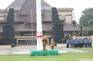 Bupati Blitar Rini Syarifah pimpin Apel ASN di halaman Kantor Pemkab Blitar