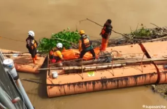 Proses evakuasi korban oleh petugas dan kepolisian di Bendungan Jegu Kab Blitar