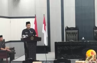 Anggota DPRD dari Fraksi PDIP-NasDem Aryo bacakan pandangan umum fraksi