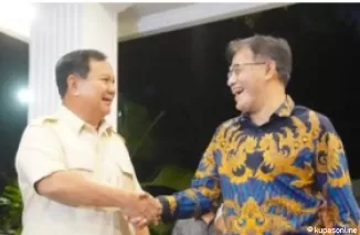 Presiden RI Prabowo Subianto berjabat tangan dengan Kepala BP Taskin Budiman Sudjatmiko