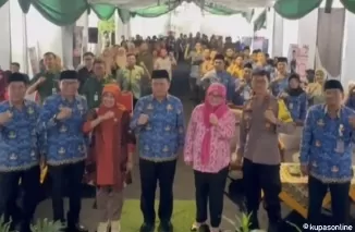 Sekda Kab bersama Wakil Ketua DPRD dan OPD terkait foto dengan peserta Job fair