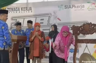 Wakil Ketua DPRD Kab Blitar Susi Narulita pukul Gong