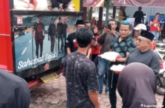 Rijanto dan Kami Becky serahkan bantuan kepada korban bencana puting beliung di Gandusari Blitar