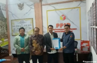 Perwakilan Tim Kuasa Hukum  Risky laporkan dugaan pelanggaran bke Bawaslu Kab Blitar