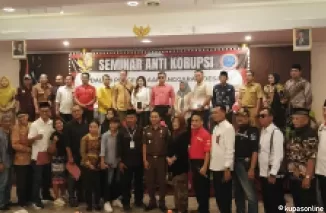 Foto bersama peserta dan Narasumber usai seminar anti korupsi