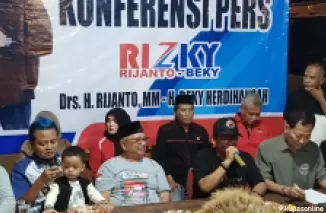 Konferensi pers pemenangan Rijanto-Beky di Markas Besar Banggle Kanigoro