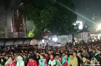 Mas Ibin-Mbak Elim nobar timnas Indonesia vs Jepang bersama warga Kota Blitar di halaman parkir PIPP