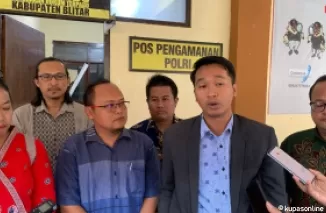 Tim dan kuasa hukum Risky berikan keterangan seusai datangi undangan Bawaslu Kab Blitar