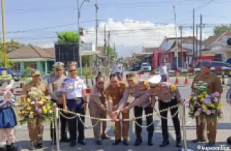 Pjs Bupati Blitar Resmikan pengoperasian palang pintu dan pos jaga di sejumlah perlintasan sebidang kereta api di desa Pasirharjo, Kecamatan Talun.