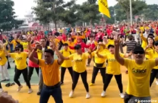 Senam sehat yang digelar DPD Golkar Kota Blitar untuk memperingati HUT ke 60 sekaligus konsolidasi pemenangan Bambang-Bayu