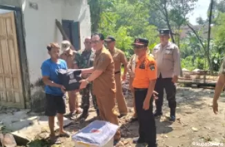 Pjs Bupati secara simbolis serahkan bantuan kepada korban bencana puting beliung