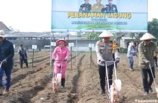 Kapolres Blitar Kota bersama Forkopimda dan Pjs Bupati menanam jagung