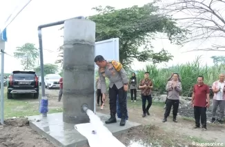 Kapolres Blitar Kota AKBP Danang Setiyo P.S, SH, SIK, MH, saat resmikan bantuan sumur