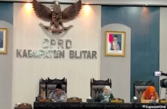 Ketua DPRD Kab Blitar Supriadi membuka rapat paripurna tanggapan Pjs Bupati atas PU fraksi