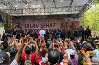 Ketua DPD NasDem Kab Blitar berjoget bersama Cawabup Blitar Beky