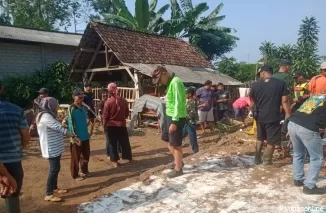 Warga Rejosari Gandusari dan beberapa warga lainya gotong royong membersihkan puing-puing reruntuhan tembok rumah yang terdampak puting beliung.