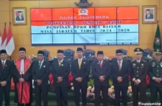 Wali Kota Blitar Santoso foto bersama jajaran ketua dewan dan Forkopimda Kota Blitar