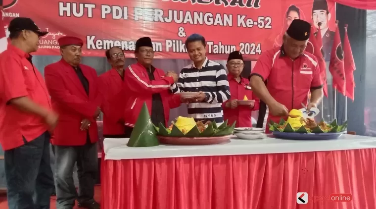 Acara pemotongan tumpeng peringatan HUT ke 52 PDI Perjuangan yang digelar oleh DPC PDIP Kab Blitar