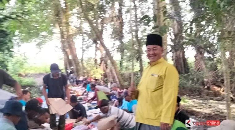 Kades Gogodeso Suwandi Aribawa bersama masyarakat petani