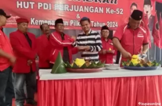 Acara pemotongan tumpeng peringatan HUT ke 52 PDI Perjuangan yang digelar oleh DPC PDIP Kab Blitar